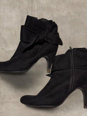 Black skinny heel ankle books with bow on the side - size 8